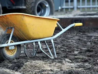 Contractor-grade wheelbarrow