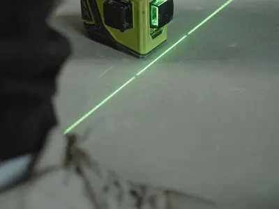 Self-leveling laser level