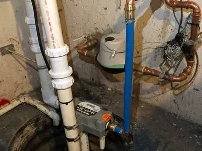 Battery backup sump pump